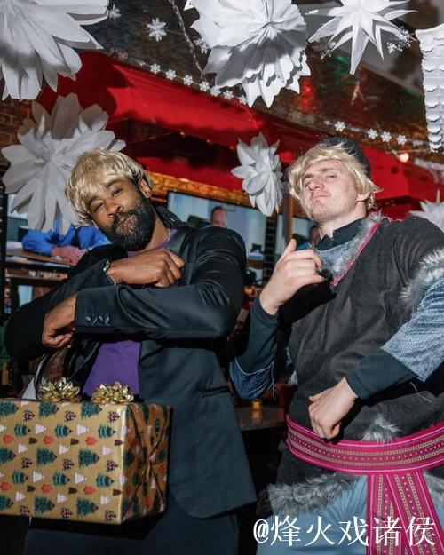 可爱球迷!掘金社媒晒两位身穿圣诞主题毛衣的球迷合影照片 可爱球迷!掘金社媒晒两位身穿圣诞主题毛衣的球迷合影照片